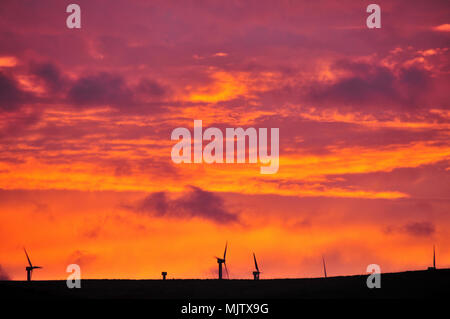 Rot Orange sonnenuntergang himmel Blick auf ovenden Moor Windpark Turbinen, westlich von Ogden, nördlich von Halifax, West Yorkshire, UK Stockfoto