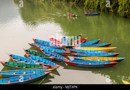 Die Menschen in den Booten auf dem See Fewa in Pokhara in Nepal Annapuma region Stockfoto