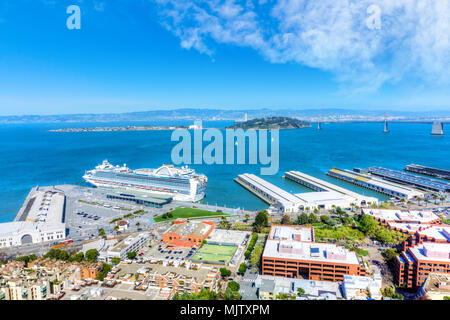 Luftaufnahme der Uferpromenade Embarcadero, die den Hafen von San Francisco und Teil der Doppelzimmer geschmückte Bay Bridge in der Bucht von San Francisco. Stockfoto