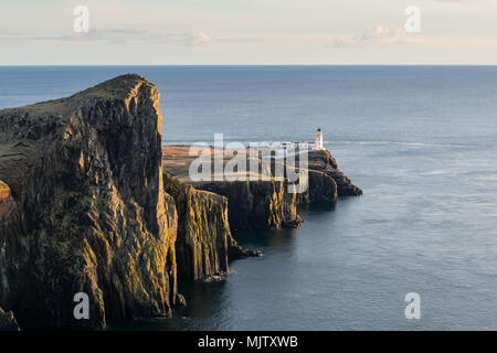 Neist Point Lighthouse in der Nähe von Glendale an der Westküste der Isle of Skye in den Highlands von Schottland. Stockfoto