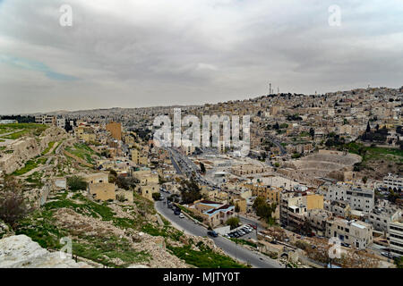 Blick auf die römischen Ruinen von der Zitadelle in der Altstadt von Amman, Jordanien. Stockfoto