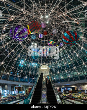 Während der Weihnachtszeit, die Hallen, Einkaufszentren und die gesamte Strecke der Orchard Road sind mit glitzernden Lichter und Stardust geschmückt. Stockfoto