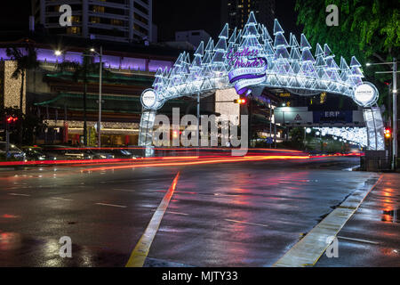 Während der Weihnachtszeit, die Hallen, Einkaufszentren und die gesamte Strecke der Orchard Road sind mit glitzernden Lichter und Stardust geschmückt. Stockfoto