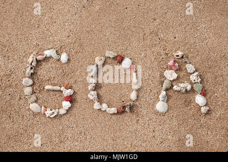 Text GOA aus Muscheln am Meer am Sandstrand Stockfoto