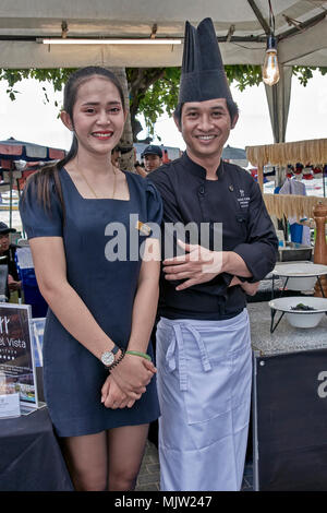 Thailand Chef und Promotion-Mädchen Manning den Stand auf einem Outdoor-Food-Festival in Pattaya, Thailand, Südostasien Stockfoto