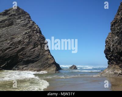 Ein schöner klarer Tag und blauer Himmel an der Küste von Arch Cape, Oregon im pazifischen Nordwesten. Stockfoto