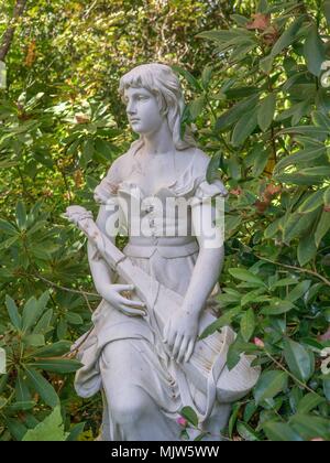 Schöne, stimmungsvolle, energetische Bronze und Stein garten statuen in formalen Garten im Forest Glade Gärten in Mount Macedon, Australien. Stockfoto