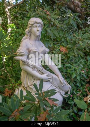 Schöne, stimmungsvolle, energetische Bronze und Stein garten statuen in formalen Garten im Forest Glade Gärten in Mount Macedon, Australien. Stockfoto