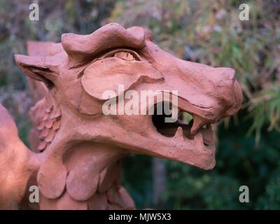 Schöne, stimmungsvolle, energetische Bronze und Stein garten statuen in formalen Garten im Forest Glade Gärten in Mount Macedon, Australien. Stockfoto