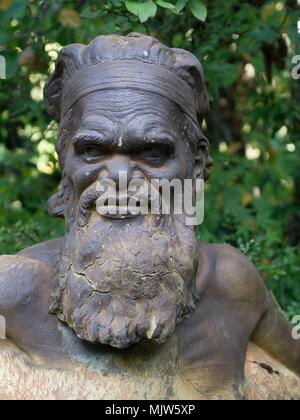 Schöne, stimmungsvolle, energetische Bronze und Stein garten statuen in formalen Garten im Forest Glade Gärten in Mount Macedon, Australien. Stockfoto