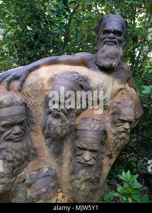 Schöne, stimmungsvolle, energetische Bronze und Stein garten statuen in formalen Garten im Forest Glade Gärten in Mount Macedon, Australien. Stockfoto