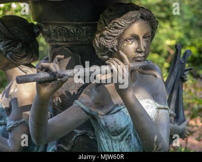 Schöne, stimmungsvolle, energetische Bronze und Stein garten statuen in formalen Garten im Forest Glade Gärten in Mount Macedon, Australien. Stockfoto