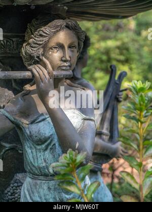 Schöne, stimmungsvolle, energetische Bronze und Stein garten statuen in formalen Garten im Forest Glade Gärten in Mount Macedon, Australien. Stockfoto