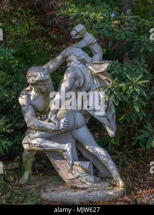 Schöne, stimmungsvolle, energetische Bronze und Stein garten statuen in formalen Garten im Forest Glade Gärten in Mount Macedon, Australien. Stockfoto