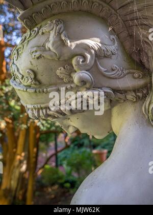 Schöne, stimmungsvolle, energetische Bronze und Stein garten statuen in formalen Garten im Forest Glade Gärten in Mount Macedon, Australien. Stockfoto