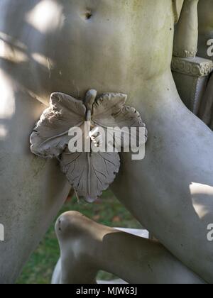 Schöne, stimmungsvolle, energetische Bronze und Stein garten statuen in formalen Garten im Forest Glade Gärten in Mount Macedon, Australien. Stockfoto