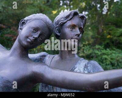 Schöne, stimmungsvolle, energetische Bronze und Stein garten statuen in formalen Garten im Forest Glade Gärten in Mount Macedon, Australien. Stockfoto