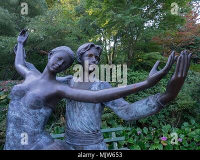 Schöne, stimmungsvolle, energetische Bronze und Stein garten statuen in formalen Garten im Forest Glade Gärten in Mount Macedon, Australien. Stockfoto