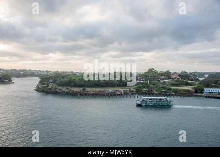 Sydney, NSW, Australia-December 7,2016: Touristen auf dem Boot Kreuzfahrt im Hafen bei Sonnenuntergang in Sydney, Australien Stockfoto