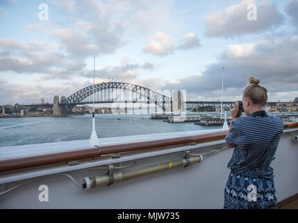 Sydney, NSW, Australia-December 7,2016: Touristen, die Bilder von den Hafen mit Blick auf die Sydney Harbour Bridge in der Dämmerung in Sydney, Australien Stockfoto