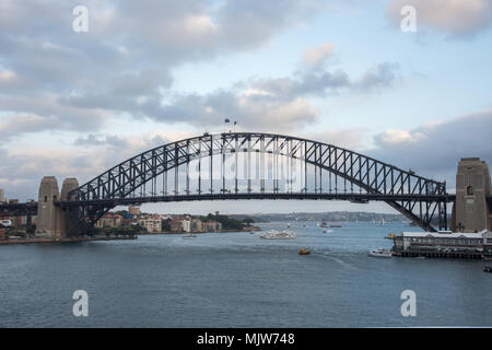 Sydney, NSW, Australia-December 7,2016: Hafen bei Dämmerung mit der Sydney Harbour Bridge, Stadt Architektur und nautischen Schiffe in Sydney, Australien Stockfoto