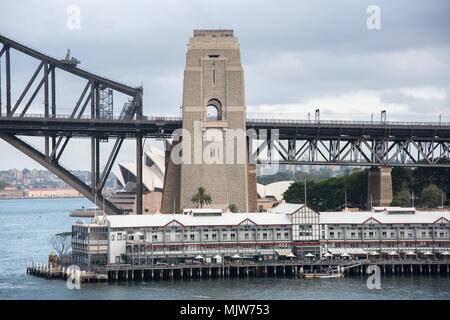 Sydney, NSW, Australia-December 7,2016: Hafen mit Brücke, riverfront Apartments und Detail der Sydney Opera House in Sydney, Australien Stockfoto