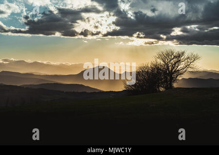 Berggipfel in der Emilia Romagna bei Sonnenuntergang. Monte Venere, Provinz Bologna, Italien. Stockfoto