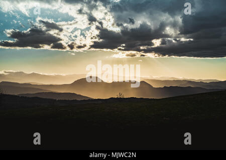 Berggipfel in der Emilia Romagna bei Sonnenuntergang. Monte Venere, Provinz Bologna, Italien. Stockfoto