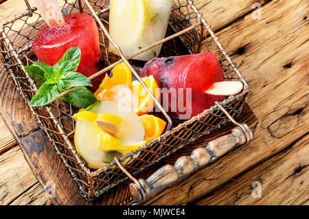 Korb mit Eis und Zitrone gewürzt mit Beeren Stockfoto