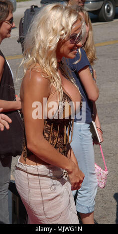 Pamela Anderson kommt an der Teen Choice Awards 2002 an der Universal Amphitheater in Los Angeles, Ca., 4. August 2002. (- JpgAndersonPamela AndersonPamela 02. 02 Veranstaltung in Hollywood Leben - Kalifornien, Red Carpet Event, Vertikal, USA, Filmindustrie, Prominente, Fotografie, Bestof, Kunst, Kultur und Unterhaltung, Topix Celebrities Fashion / vom roten Teppich-, eine Person, Vertikal, Besten, Hollywood Leben, Event in Hollywood Leben - Kalifornien, Roter Teppich und backstage, USA, Film, Stars, Film Stars, TV Stars, Musik, Promis, Pho Stockfoto