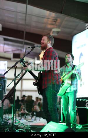 Yakima, Washington/USA - Januar 22, 2017: Lokale Country und Western Band spielt für eine Masse von Menschen zu einem Charity Auktion und das Abendessen. Stockfoto