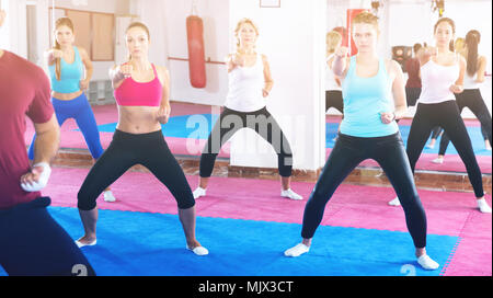 Gruppe der Frauen üben Selbstverteidigung mit Ihrem Trainer im Fitnessraum Stockfoto