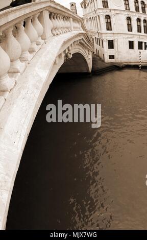 Rialto Brücke mit Fischaugenobjektiv in Venedig Italien mit Sepia getont Wirkung Stockfoto