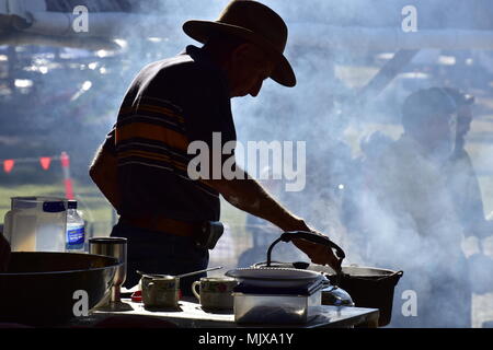 CAMP OFEN KOCHEN IN DER HERAUS ZURÜCK Stockfoto