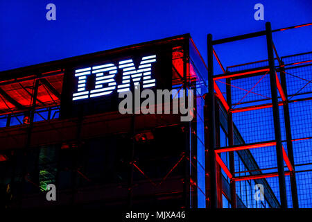 IBM-Logo auf dem Gebäude, Schild in blauer Zeit, Prag, Tschechische Republik Stockfoto