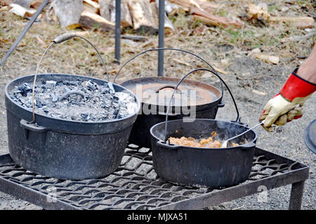 CAMP OFEN KOCHEN IN DER HERAUS ZURÜCK Stockfoto