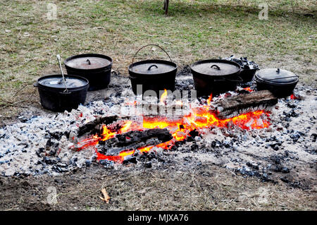 CAMP OFEN KOCHEN IN DER HERAUS ZURÜCK Stockfoto