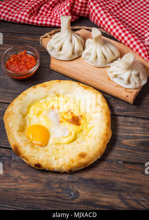 Georgische essen. Khinkali und Khachapuri auf dem Holztisch. Stockfoto