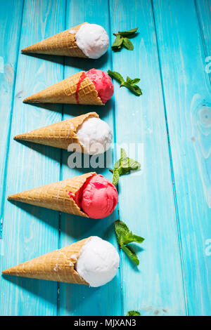 Waffeln für Speiseeis auf Blau Holztisch. Sommer. Stockfoto