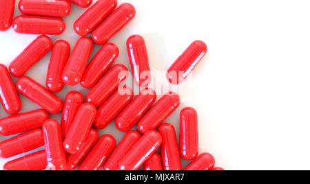 Rote Kapseln auf den weißen Hintergrund der Ansicht von oben. Stockfoto