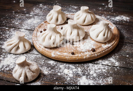 Stapel der hausgemachten raw khinkali Knödel schließen bis auf das Holz rustikale Tabelle Stockfoto