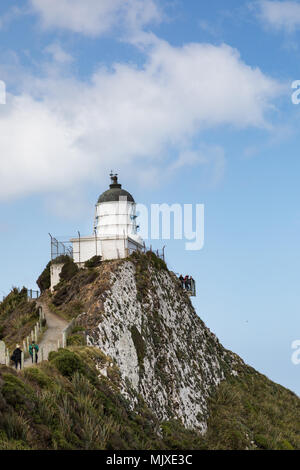 CATLINS COAST, NEUSEELAND - 11 November, 2017: Touristen, die Nugget Point Lighthouse, eine beliebte Touristenattraktion in der Region Otago Stockfoto