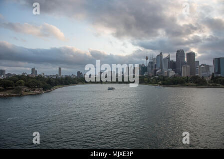 Sydney, NSW, Australia-December 7,2016: Sunset Cruise im Parramatta River Harbour mit städtischen Skyline in Sydney, Australien Stockfoto