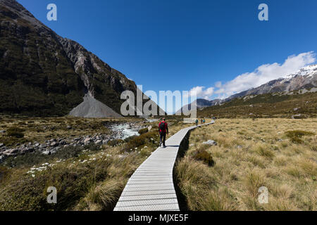 MOUNT COOK, NEUSEELAND - 18. NOVEMBER 2017: Wanderer zu Fuß auf eine Promenade auf der berühmten Hooker Valley Track unter alpine Bergkulisse im Mount Cook Stockfoto