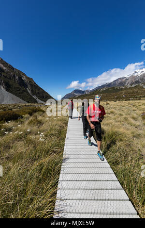 MOUNT COOK, NEUSEELAND - 18. Novembr 2017: Wanderer zu Fuß auf eine Promenade auf der berühmten Hooker Valley Track unter alpine Bergkulisse im Mount Cook ein Stockfoto