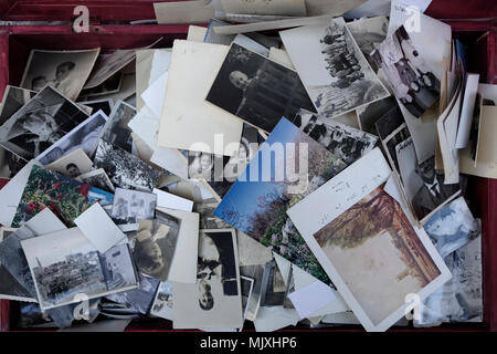 Stapel von alten Fotografien für den Verkauf in der Flohmarkt Stockfoto