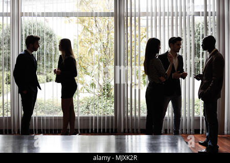 Mehrere Silhouetten von Geschäftsleuten Interaktion Hintergrund Business Centrer Stockfoto