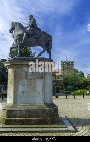 Statue von König William III. auf einem Pferd auf einem Steinsockel in der Stadt von Petersfield, Stockfoto