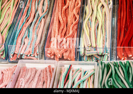 Multicolor leckeres Lakritz Bonbons in Kunststoffbehältern. Süße Freude. Süßwaren im Shop. Süßigkeiten Szene. Lebendige Farben. Gelb Foto filt Stockfoto