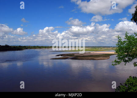 Ein See in der Nähe des Rufiji Fluss in das Selous Game Reserve, Tansania Stockfoto